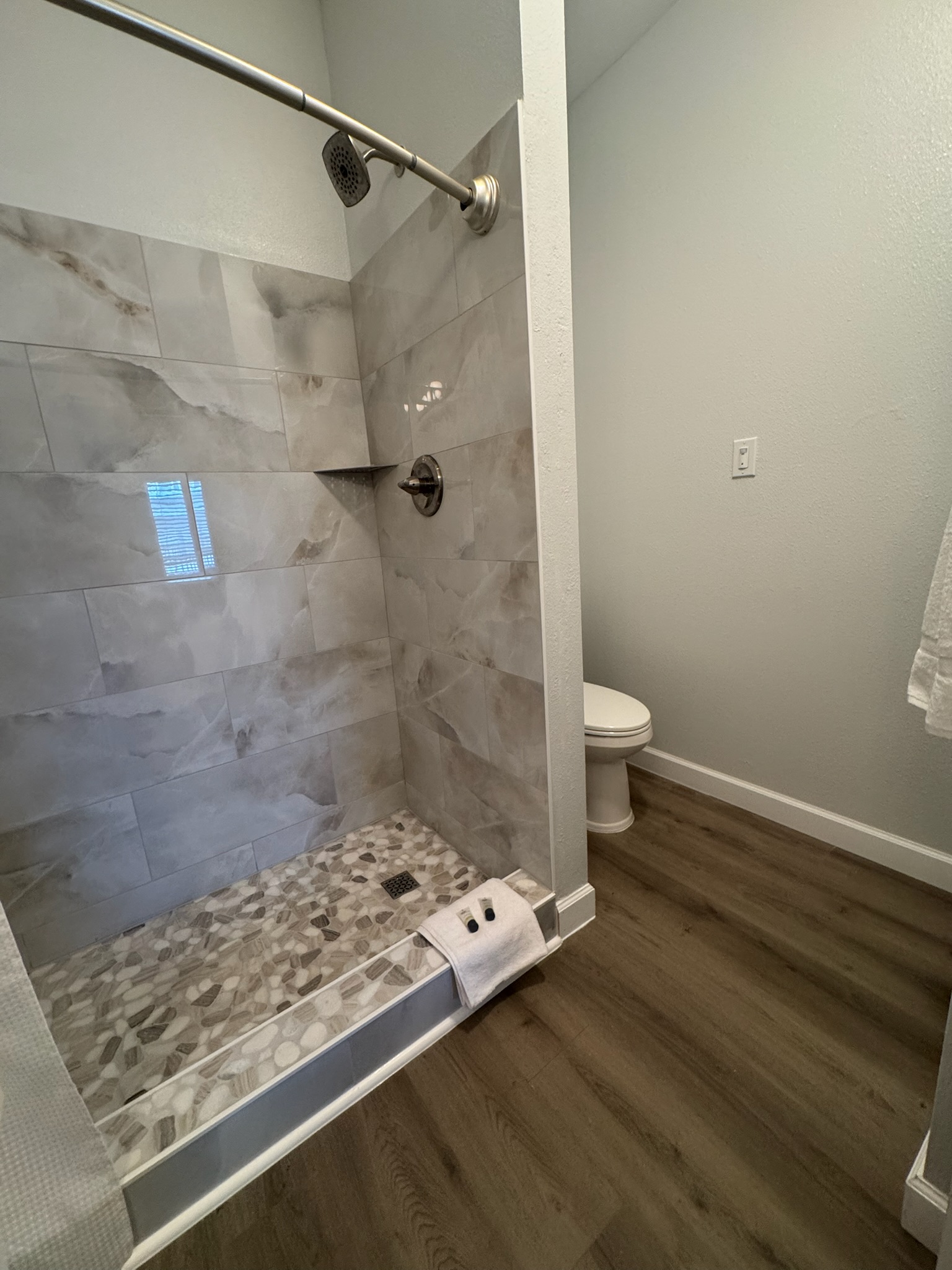 En-suite bathroom with tiled shower